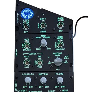 Puede incluir: Un panel negro con varios interruptores y perillas, etiquetados con términos como "Elec", "ECS", "Consoles", "Inst Pnl", "Flood", "Intr Lt", "SNSR", "R Gen", "Mode", "Temp", "Cabin Press", "Bleed Air", "Aug Pull", "L T D/R", "LST/NFLR", "Pull Emerg", "Test", "Gyro", "Off", "On", "Norm", "Stby", "Brt", "Dim", "Chart", "Warn/Caut", "Nite", "Day", "Safe", "Aft", "Cv", "Ins", "Gnd", "Nav", "Ifa", "Gb".