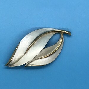 Signed Sarah Coventry 1965 Brushed Enamel Leaf Brooch