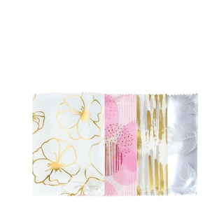 Puede incluir: Cuatro hojas de papel de regalo con diferentes patrones. Las hojas son blancas con diseños dorados y rosados. Una hoja tiene un patrón floral, otra tiene un patrón de lunares rosa y blanco, otra tiene un patrón de pinceladas doradas y blancas, y otra tiene un patrón de plumas plateadas y blancas.