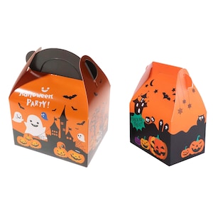 Può includere: Due scatole regalo a tema Halloween di colore arancione e nero. Una scatola ha un manico e dice "Halloween Party!" L'altra scatola ha un'illustrazione in bianco e nero di una casa, fantasmi e zucche.