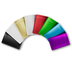 Peut inclure: Une collection de pochettes métalliques colorées disposées en demi-cercle. Les pochettes sont de différentes couleurs : noir, or, blanc, rouge, vert, bleu et violet. Chaque pochette a une fermeture éclair en haut.