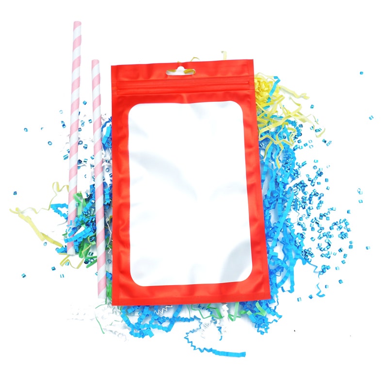 Pu&ograve; includere: Un sacchetto di plastica rosso richiudibile con un pannello frontale trasparente, circondato da nastri di carta colorati e due cannucce a righe.