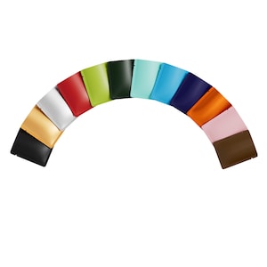 Könnte beinhalten: Eine Regenbogen-Auswahl von 12 bunten Beuteln, die in einem Halbkreis angeordnet sind. Die Beutel sind aus glänzendem, metallischem Material und haben alle die gleiche Größe und Form.