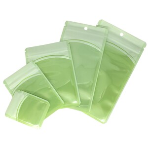 Op de afbeelding: Vier groene, hersluitbare plastic zakjes met een ritssluiting en een klein gaatje bovenaan. De zakjes zijn in een waaier vorm gerangschikt, met het grootste zakje onderaan en het kleinste zakje bovenaan.