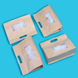 C381 - Sacchetti richiudibili stand-up per conservazione di alimenti riciclabili orizzontali in carta kraft ampia con finestra trasparente con maniglia fustellata (50 sacchetti)