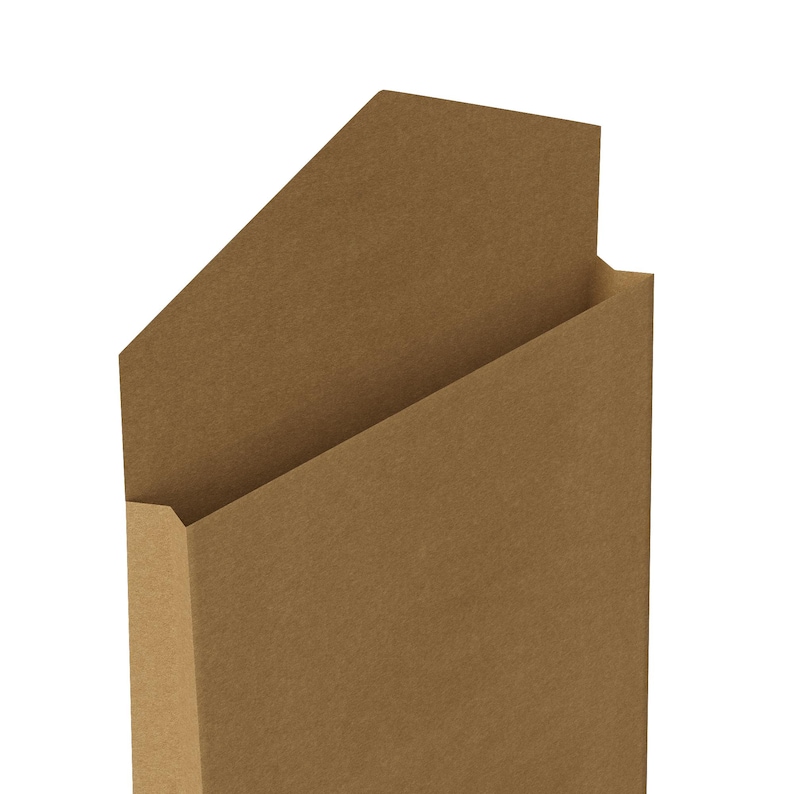 K&ouml;nnte beinhalten: Ein brauner Kartonumschlag mit einer Klappe, die &uuml;ber die Oberseite gefaltet wird. Der Umschlag besteht aus einem strukturierten Material und hat einen rustikalen Look.
