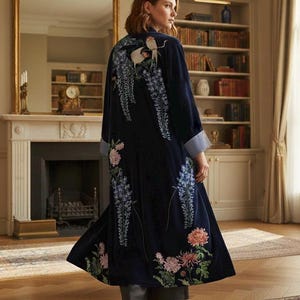 Fluwelen kimono-badjas – op Japanse kunst geïnspireerde kamerjas blauweregen en zwaluw, luxe lange kimono voor haar, elegante loungewear
