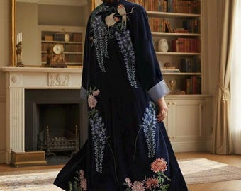 Kimono de terciopelo: bata de glicina y golondrina inspirada en el arte japonés. Kimono largo de lujo para ella. Ropa elegante para estar en casa.