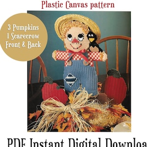 以下が含まれることがあります： かかしとカボチャのプラスチックキャンバスパターン。かかしは青いオーバーオールと麦わら帽子をかぶり、肩には黒い鳥がいます。「Scarecrow in a Pumpkin Patch」と「PDF Instant Digital Download」の文字があります。