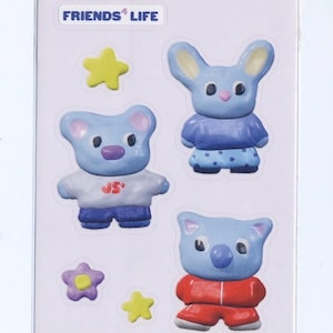 Könnte beinhalten: Aufkleberbogen mit Cartoon-Tierfiguren in blauen, lila und roten Outfits. Die Aufkleber umfassen einen Koala, ein Kaninchen und einen Bären sowie gelbe Sterne und eine lila Blume. Der Text "FRIENDS LIFE" befindet sich oben.