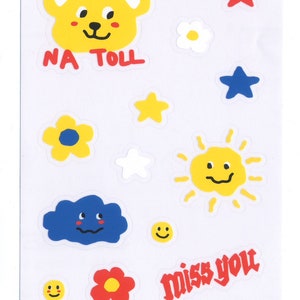 Könnte beinhalten: Ein Bogen Sticker mit einem gelben Bären, einem roten Stern, einer weißen Blume, einem blauen Stern, einer gelben Blume mit blauem Zentrum, einem gelben Stern, einer weißen Wolke, einer gelben Sonne mit einem Smiley, einer blauen Wolke mit einem Smiley, einem gelben Smiley, einer roten Blume mit gelbem Zentrum und dem Text "miss you" in rot.