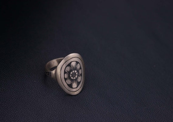 Signet ring. Niello black floral pattern. Victoria