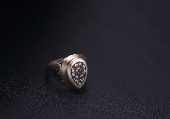 Signet ring. Niello black floral pattern. Victoria