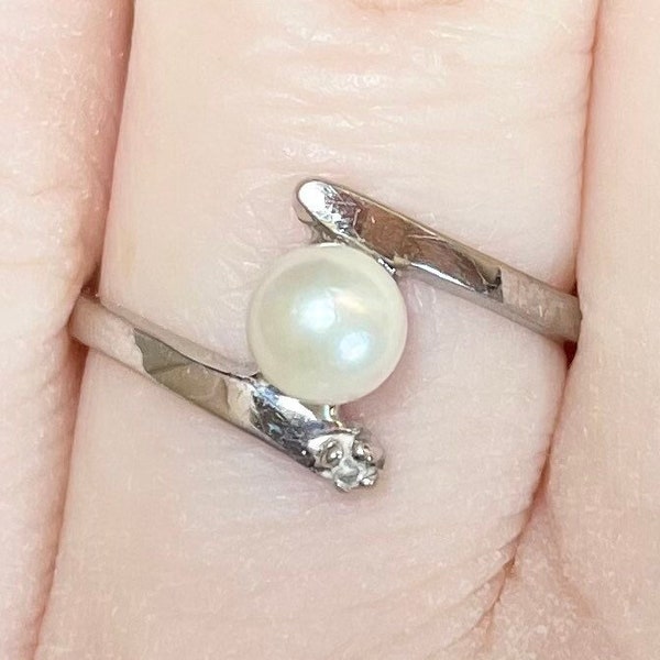 SKAL 10K white Pearl 5mm diamond accent dainty solid gold bypass size 7 ring