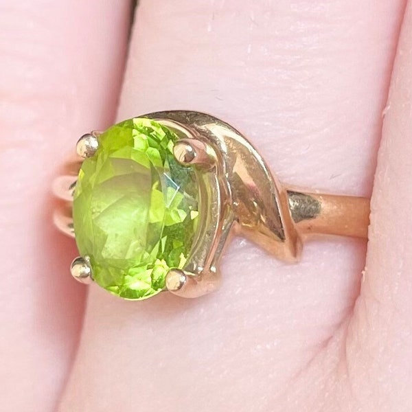 JCR Light green 2 carat natural Peridot oval cut 10k solid yellow gold filigree solitaire statement ring