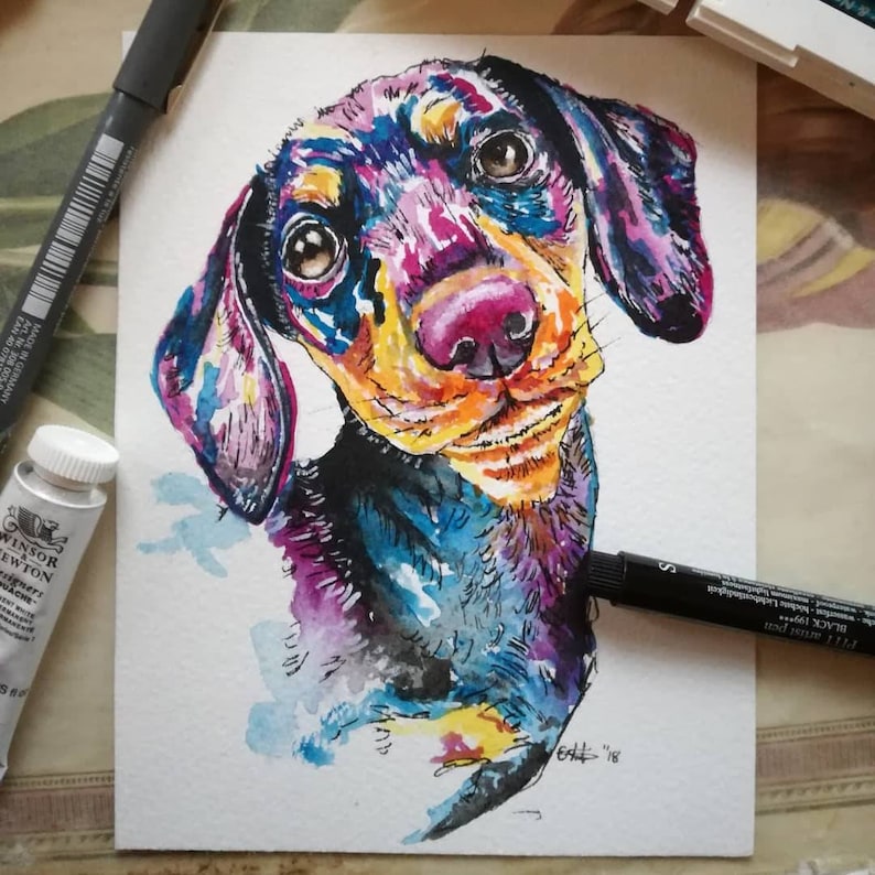 Op de afbeelding: Waterverf schilderij van een teckel met een kleurrijk abstract ontwerp. De hond kijkt omhoog met zijn tong uit. Het schilderij is gesigneerd "E418"