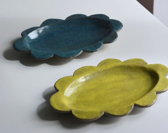 Oval stoneware plate with decorated edge