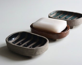 Enamelled stoneware soap dish