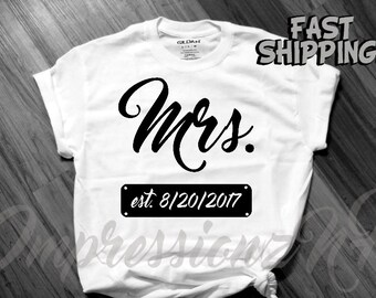 Puede incluir: Camiseta blanca con texto negro que dice "Mrs. est. 8/20/2017".