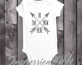 Cześć, jestem tu nowa - nowe body niemowlęce, nowe body niemowlęce. Prezent powitalny dla dziecka, baby shower