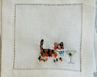 Tovaglioli da cocktail ricamati con motivo gattina calico "The Tipsy Cat".