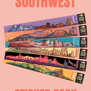 Puede incluir: Un paquete de pegatinas con ilustraciones coloridas de paisajes del suroeste, incluyendo Arches, Gran Cañón, Bryce Canyon, Canyonlands y Zion National Park. Las pegatinas son rectangulares y tienen el texto "COLLECTORS SOUTHWEST STICKER PACK".