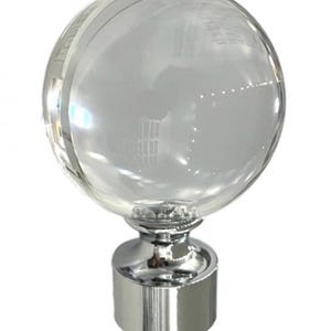 Pu&ograve; includere: Un terminale per tenda trasparente a forma di globo con base argentata. Il terminale &egrave; in lucite e ha una superficie riflettente. Il testo "Globe lucite finial" &egrave; in basso nell'immagine.