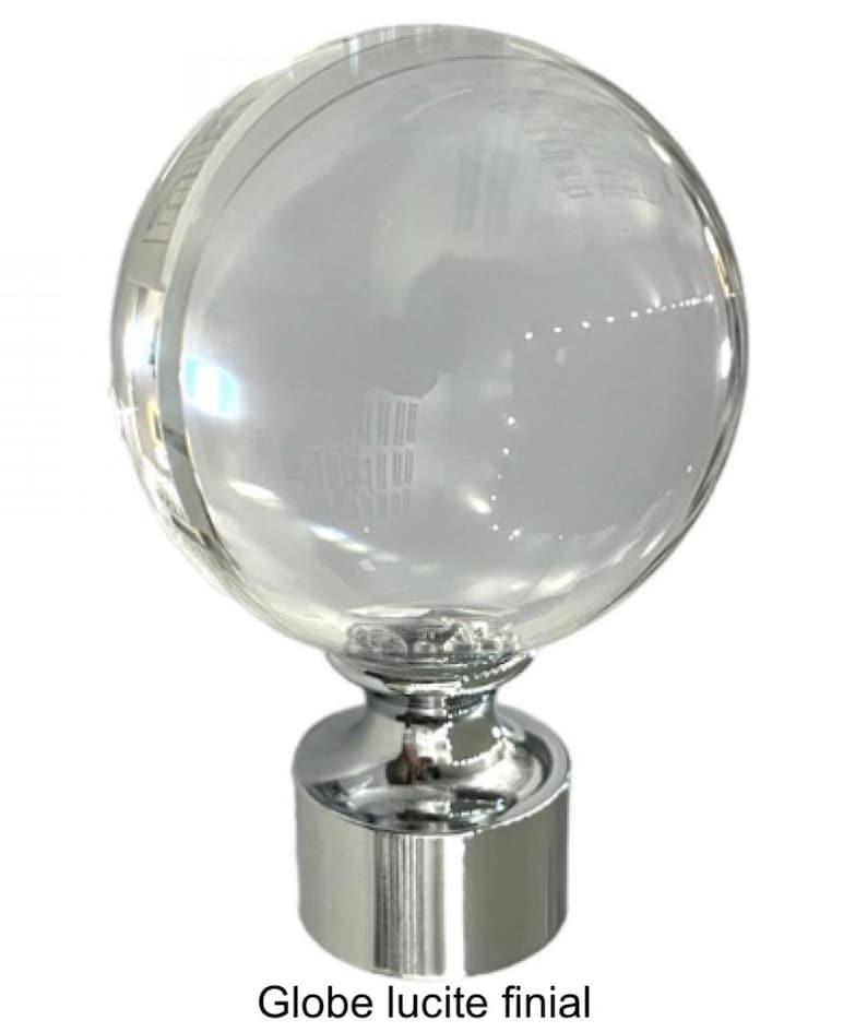 Pu&ograve; includere: Un terminale per tenda trasparente a forma di globo con base argentata. Il terminale &egrave; in lucite e ha una superficie riflettente. Il testo "Globe lucite finial" &egrave; in basso nell'immagine.