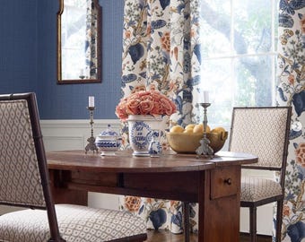 Tende beige navy Thibaut Large Floral Hill Garden personalizzate drappeggi thibaut extra lunghi personalizzati dimensioni chinoiserie blu navy sala da pranzo