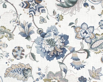 Può includere: Un tessuto bianco con un motivo floreale blu e marrone. I fiori sono stilizzati e hanno un aspetto vintage. Il tessuto è perfetto per tappezzerie, tende o altri progetti di arredamento per la casa.