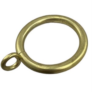 Pu&ograve; includere: Un singolo anello per tenda color ottone con un piccolo anello attaccato. L'anello &egrave; circolare con una superficie liscia e leggermente strutturata. L'anello &egrave; piccolo e rotondo, progettato per il fissaggio a un bastone per tende.