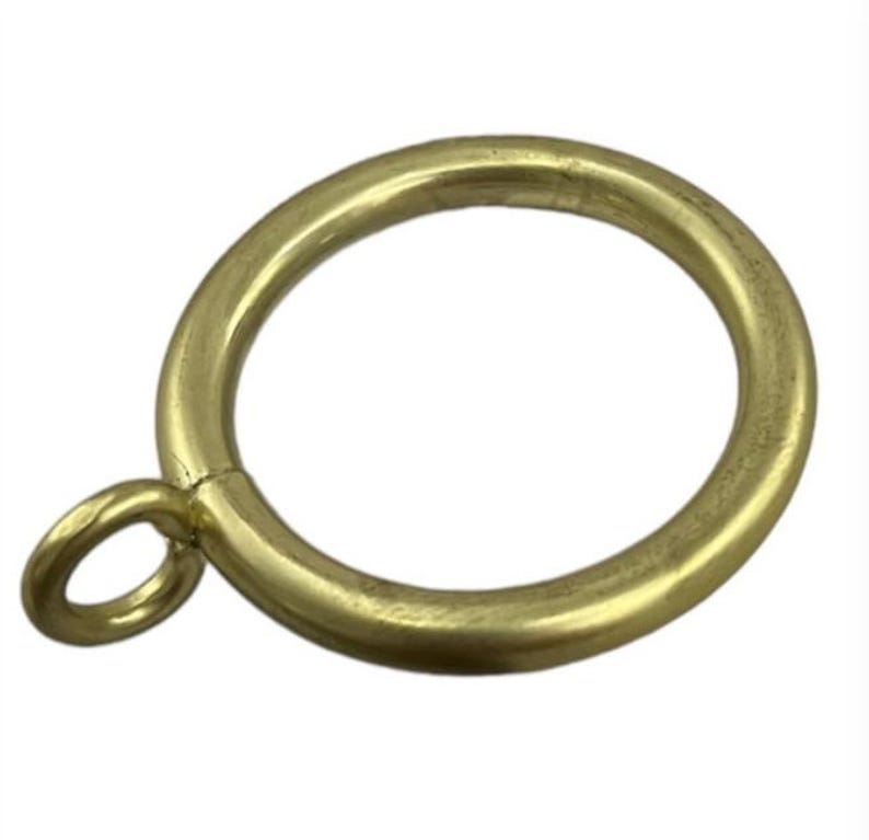 Pu&ograve; includere: Un singolo anello per tenda color ottone con un piccolo anello attaccato. L'anello &egrave; circolare con una superficie liscia e leggermente strutturata. L'anello &egrave; piccolo e rotondo, progettato per il fissaggio a un bastone per tende.