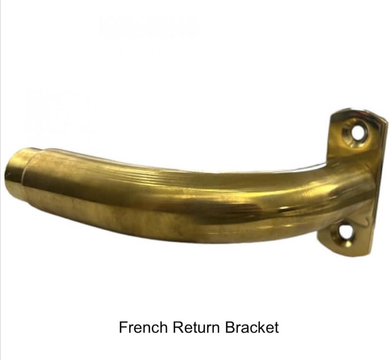 Pu&ograve; includere: Una staffa di ritorno francese in ottone con un design curvo. La staffa ha una piastra di montaggio rettangolare con due fori per le viti e un braccio curvo. Il testo "French Return Bracket" &egrave; sotto.