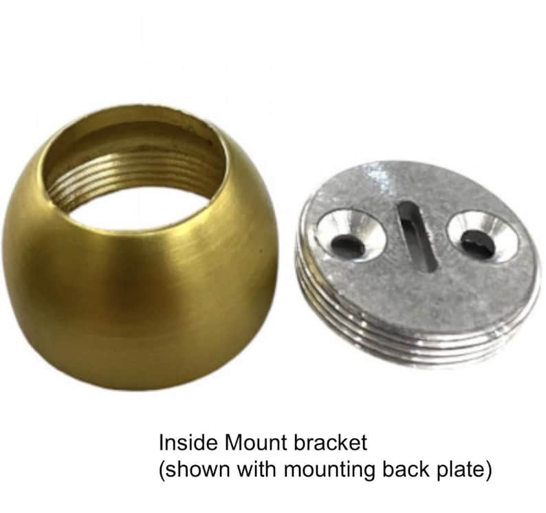Pu&ograve; includere: Un componente sferico filettato color ottone accanto a una piastra posteriore di montaggio ovale color argento. La piastra posteriore ha due fori e una fessura. Il testo "Inside Mount bracket" &egrave; sotto.