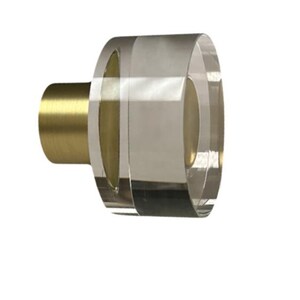 Pu&ograve; includere: Terminale ovale trasparente con base cilindrica color oro. Il terminale &egrave; realizzato in materiale trasparente. Il testo "Ellipse Finial" &egrave; in basso nell'immagine. Probabilmente per un bastone per tende.