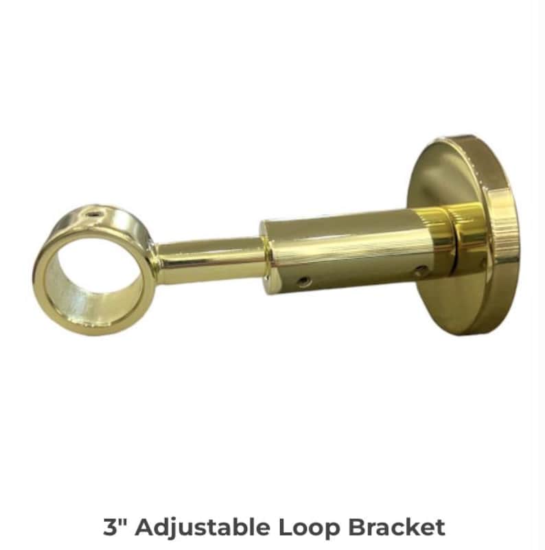 Pu&ograve; includere: Una staffa ad anello regolabile color oro. La staffa ha un anello circolare su un'estremit&agrave; e una piastra di montaggio circolare sull'altra. Il testo "3" Adjustable Loop Bracket" &egrave; in basso nell'immagine.