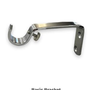 Pu&ograve; includere: Una staffa per tenda cromata con un gancio curvo e una vite di regolazione. La staffa ha una base rettangolare con due fori di montaggio. Il testo "Basic Bracket" &egrave; in basso.