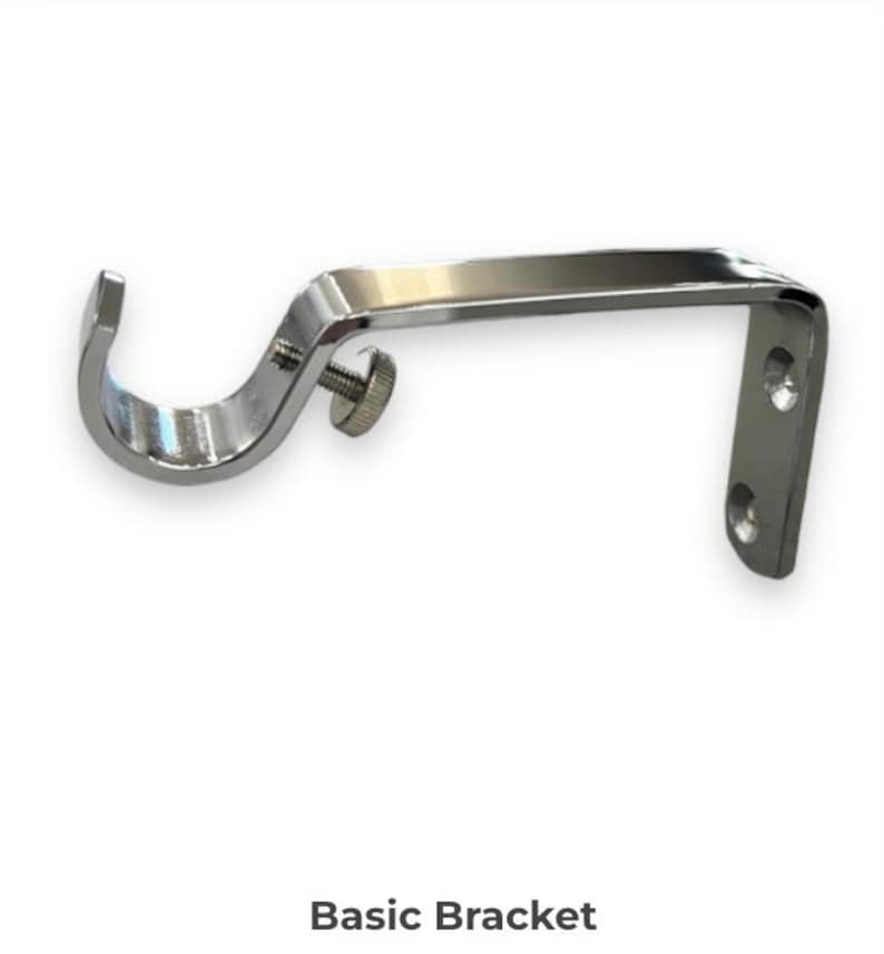Pu&ograve; includere: Una staffa per tenda cromata con un gancio curvo e una vite di regolazione. La staffa ha una base rettangolare con due fori di montaggio. Il testo "Basic Bracket" &egrave; in basso.