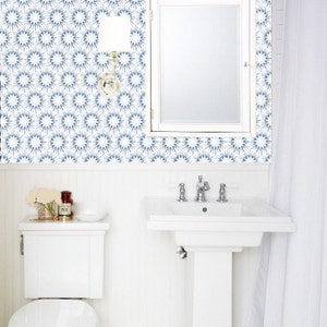 Papel pintado extraíble HECHO EN EE.UU. Peel & Stick Autoadhesivo Temporal Azul y blanco Pintado Papel de pared de diseño Powder Room Baño Hexágono