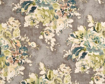 Könnte beinhalten: Ein Stoff mit floralem Muster, das große, stilisierte Blumen in Creme-, Grün-, Türkis- und Pfirsichtönen vor einem melierten grauen Hintergrund zeigt. Das Design hat ein Vintage-Aussehen, leicht verblichen, geeignet für Polster oder Heimdekoration.