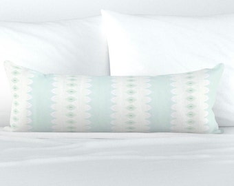 Op de afbeelding: Een lichtblauw en wit gepatroneerd lumbale kussen met een subtiel groen ontwerp. Het kussen is gemaakt van een zachte, comfortabele stof en is perfect om elke kamer een vleugje stijl te geven.