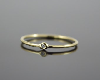 Fine 585 gold ring with diamond