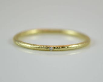 Fine 585 gold ring with diamond