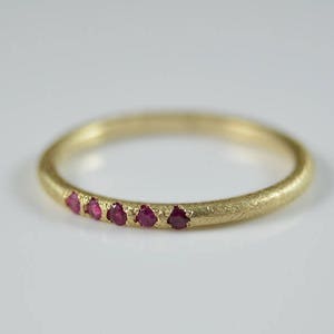 Fine 585 gold ring with rubies