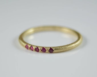 Fine 585 gold ring with rubies