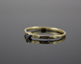 Fine 585 gold ring hammered with sapphire "Saph"