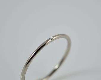 Fine 585 white gold ring with diamond