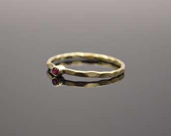 Fine 585 gold ring hammered with ruby "Rubi"