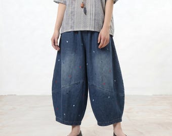 Culottes vaqueros bordados, pantalones anchos tipo farol, vaqueros cropped estilo boho oversize, pantalones vaqueros artísticos únicos, corte holgado.