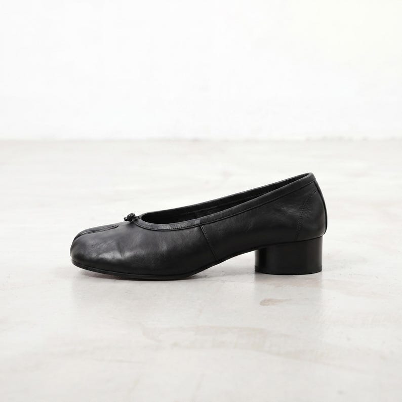 Handgjorda Tabi-skor med split toe, bekväma 3 cm lågklackade eller platta Tabi-skor, minimalistiska läderskor, avantgardistisk stil, trendiga Tabi-loafers bild 4